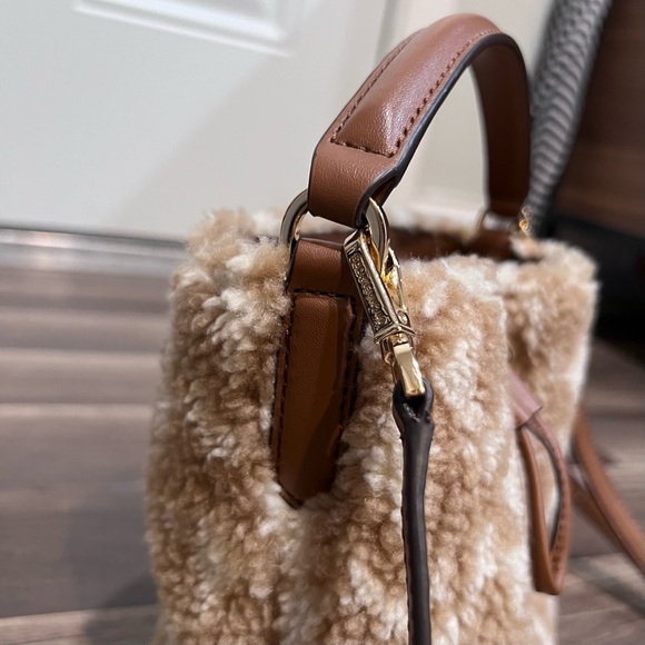 Michael Kors Suri Small Faux Fur Sherpa Tan Shearling Bucket Crossbody Bag - Picture 4 of 13